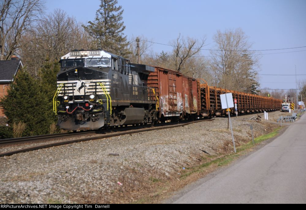 NS 4491 on rail train 913, dropping rail here